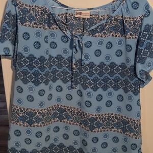 Faded Glory Blue Patterned Women Top, Soft Lighweight Material, Maybe Rayon.